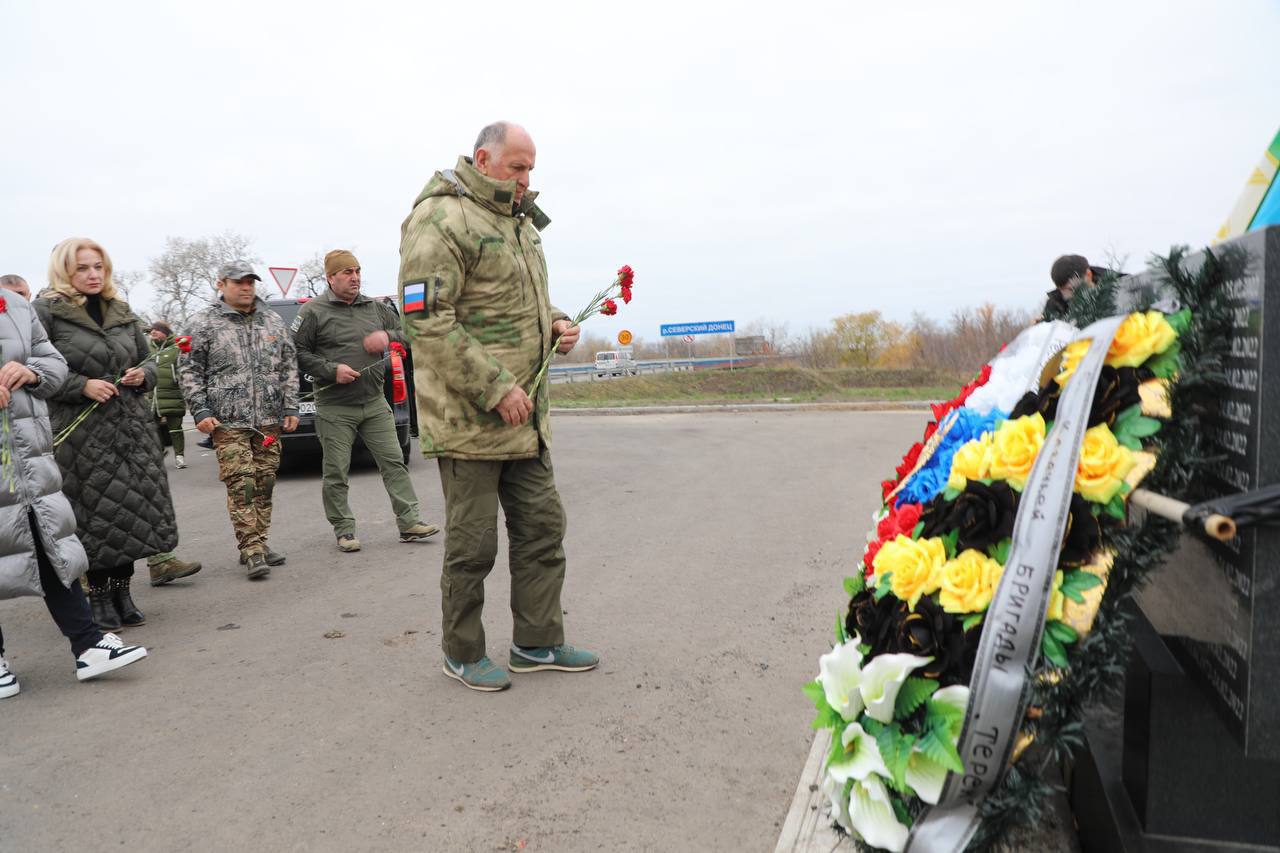 Абдулмуслим Абдулмуслимов возложил цветы к памятнику павших за освобождение ЛНР военнослужащих