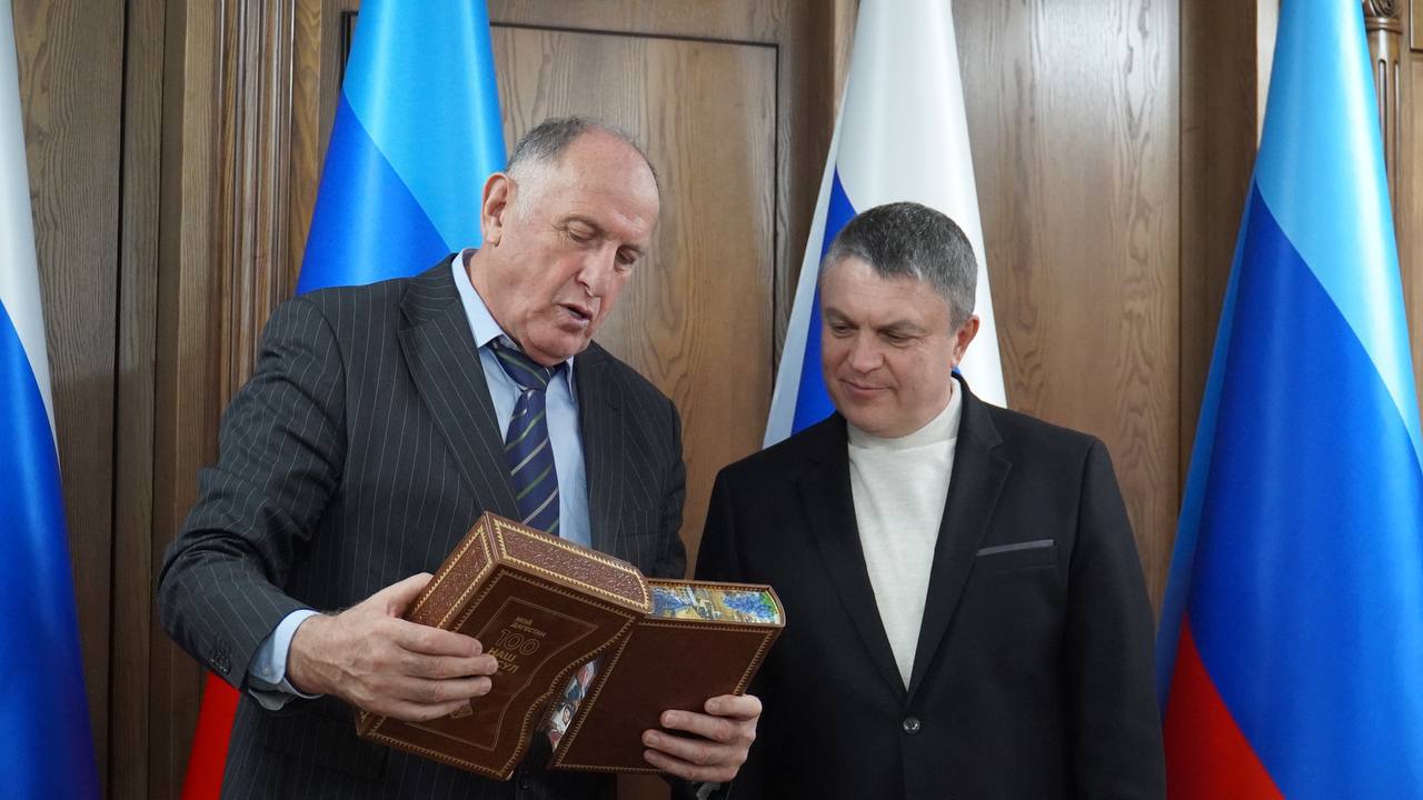 Глава ЛНР Леонид Пасечник наградил Абдулмуслима Абдулмуслимова знаком «За гуманитарную помощь»
