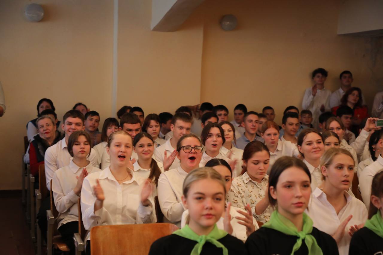 650 подарков для школьников луганской СОШ №18 привезли из Дагестана