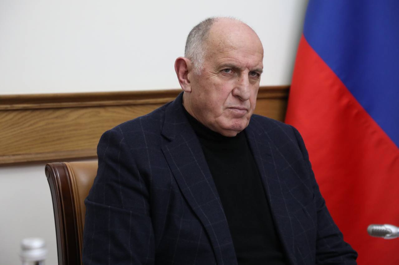 Абдулмуслим Абдулмуслимов провел встречи с руководителями ОИВ по кадровым вопросам