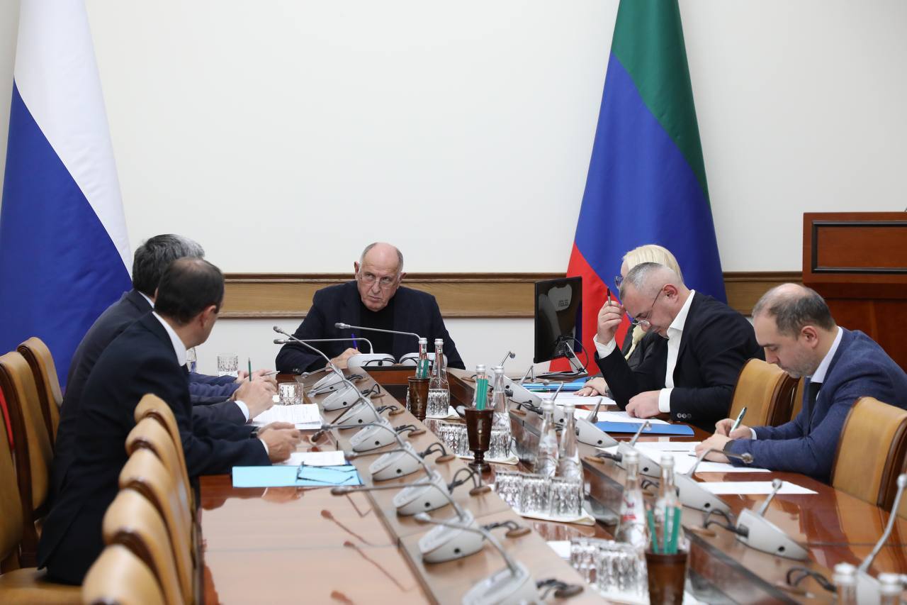 Абдулмуслим Абдулмуслимов провел встречи с руководителями ОИВ по кадровым вопросам