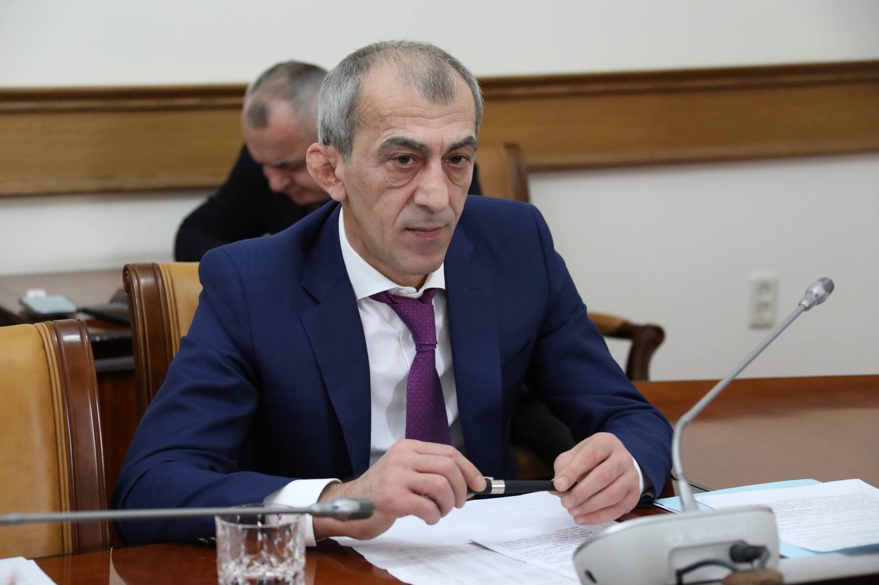 Абдулмуслим Абдулмуслимов провел совещание по вопросу исполнения республиканского бюджета
