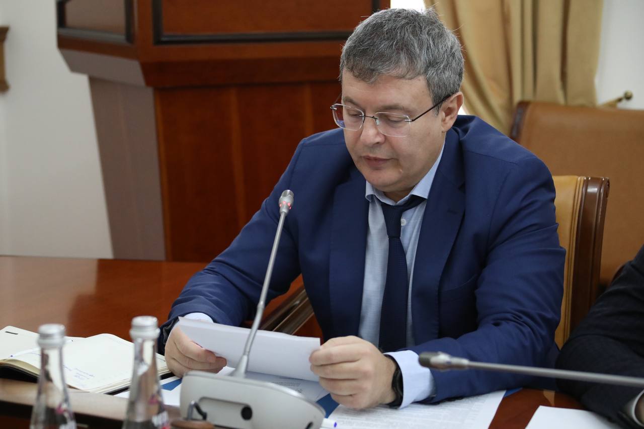 Абдулмуслим Абдулмуслимов провел совещание по вопросу исполнения республиканского бюджета