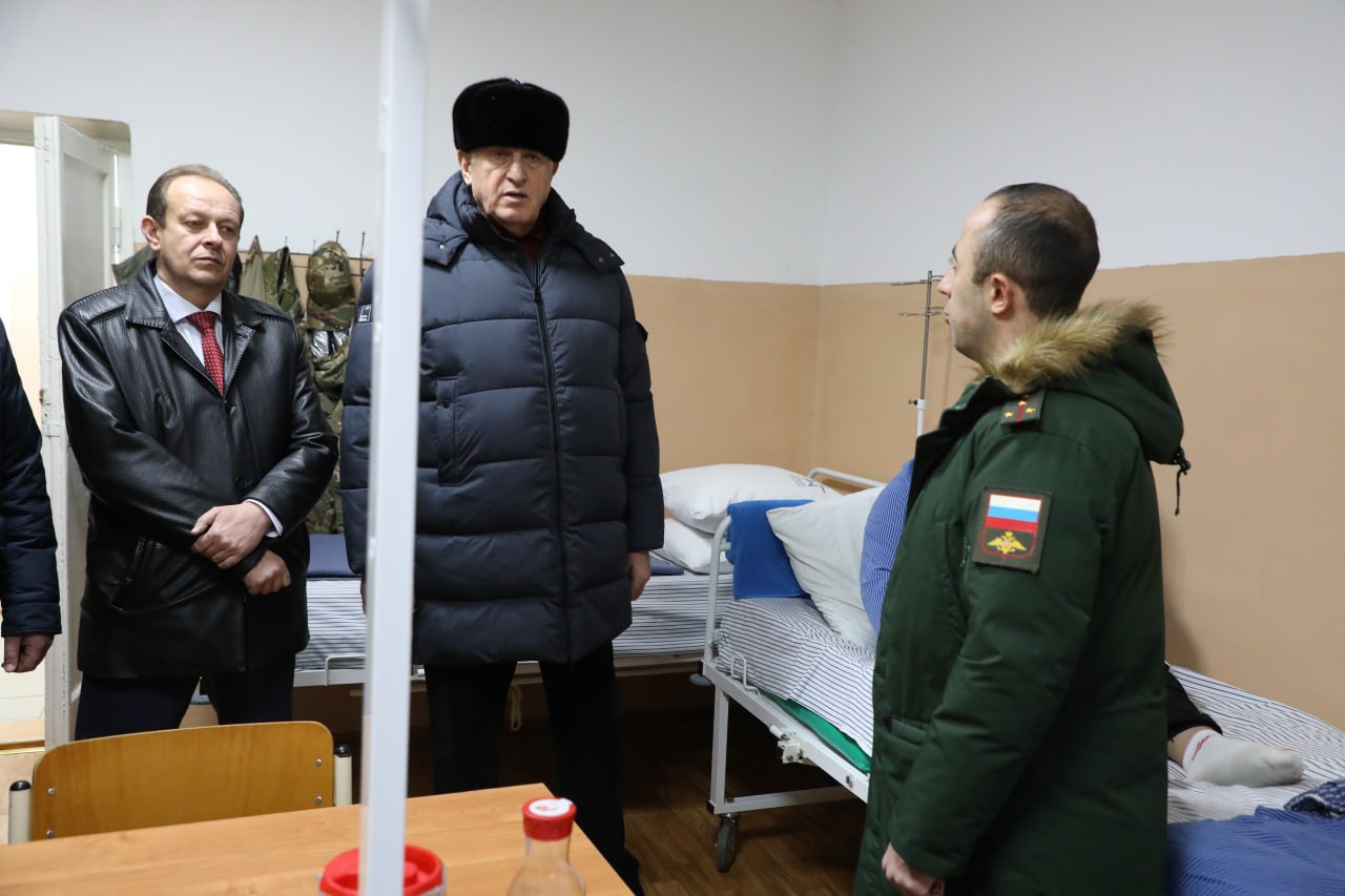 Абдулмуслим Абдулмуслимов посетил военный госпиталь в Буйнакске в преддверии Нового года