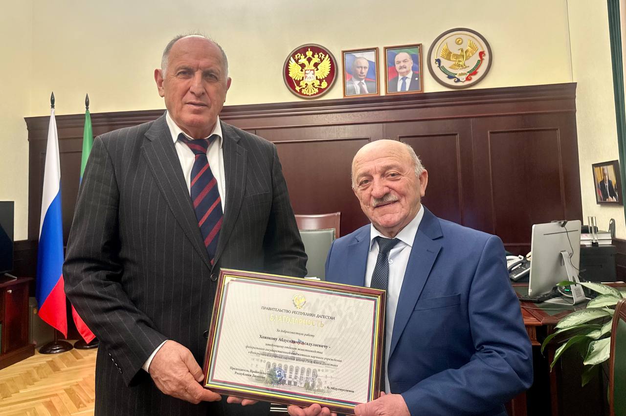 Абдулмуслим Абдулмуслимов поздравил с 75-летним юбилеем ученого-академика Абдусалама Хожокова