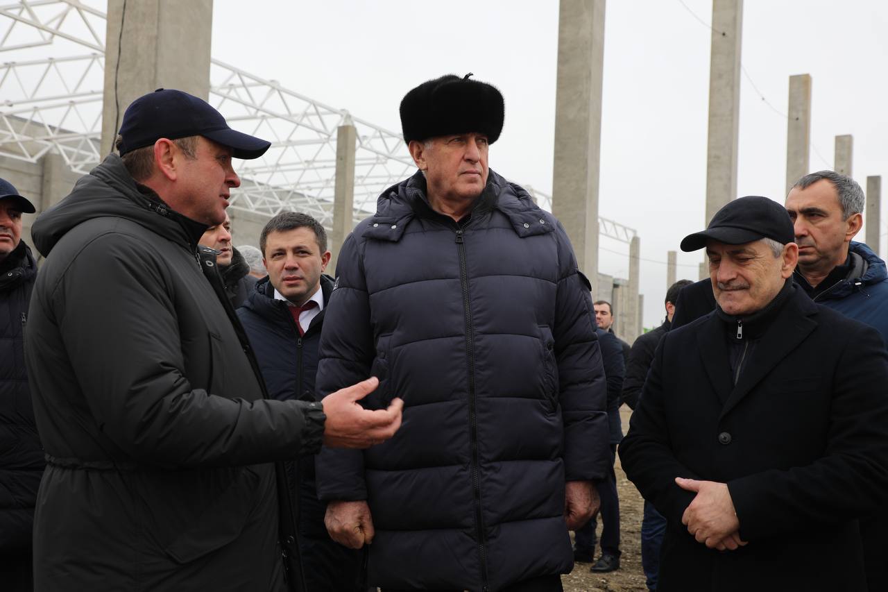 Абдулмуслим Абдулмуслимов ознакомился с ходом строительства склада «Озон»