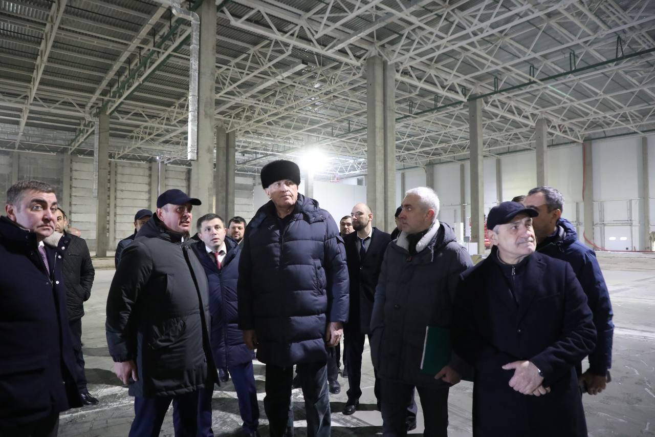 Абдулмуслим Абдулмуслимов ознакомился с ходом строительства склада «Озон»