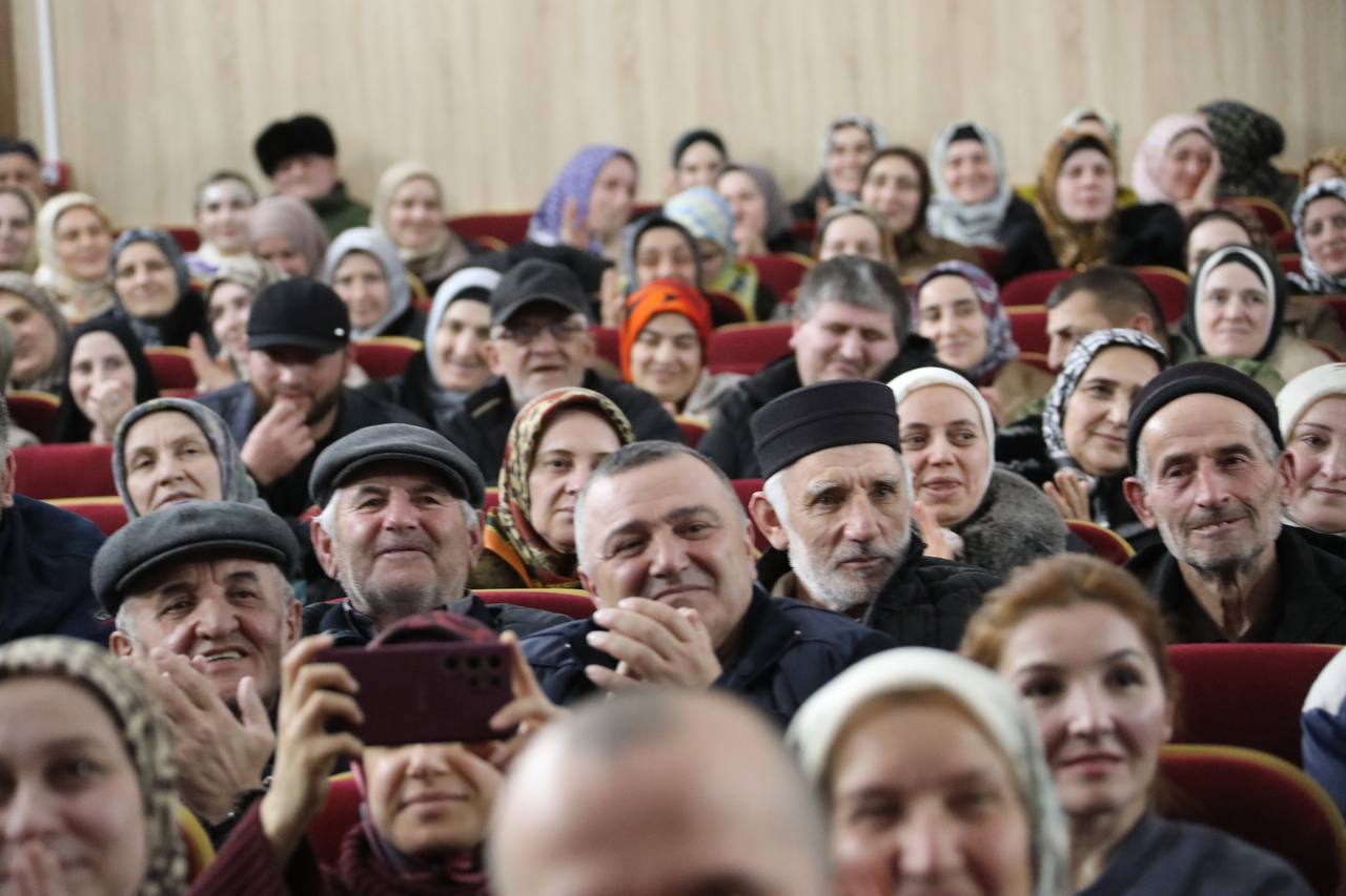 Абдулмуслим Абдулмуслимов встретился с активом Казбековского района