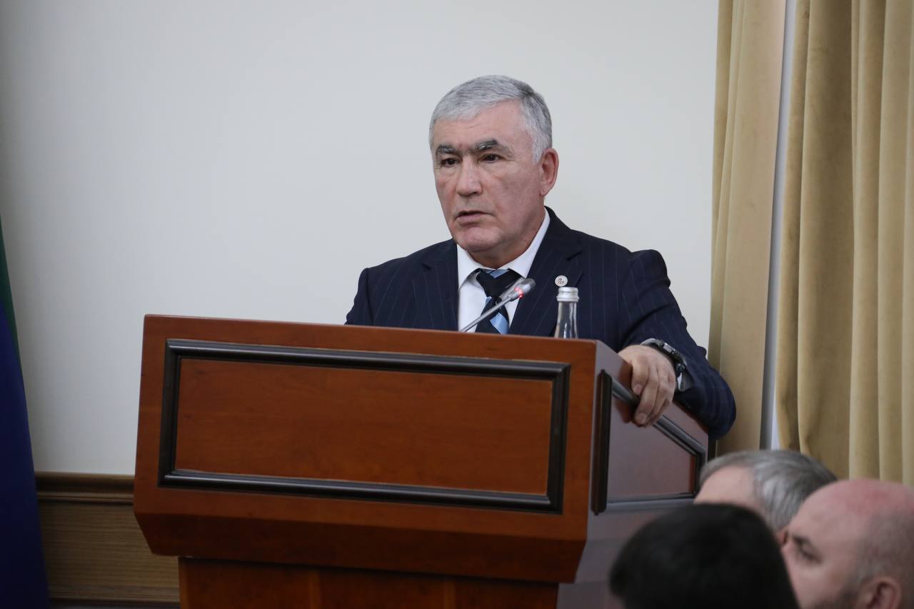 Абдулмуслим Абдулмуслимов провел совещание, посвященное вопросам военной службы по контракту