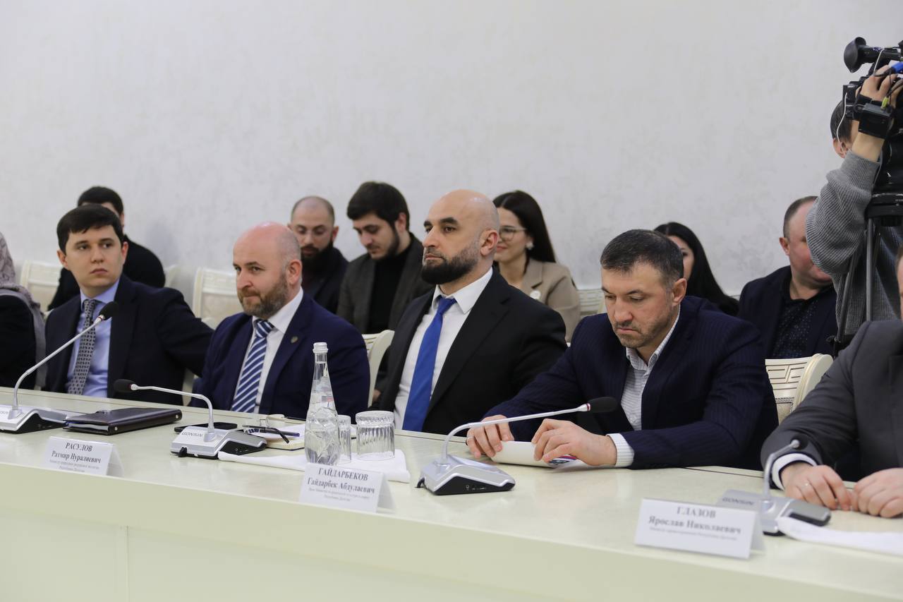 Абдулмуслим Абдулмуслимов провел встречу с руководителями пресс-служб органов исполнительной власти Дагестана
