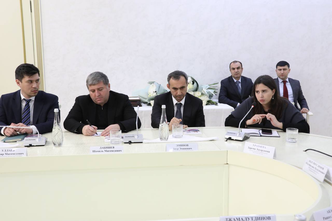 Абдулмуслим Абдулмуслимов провел встречу с руководителями пресс-служб органов исполнительной власти Дагестана
