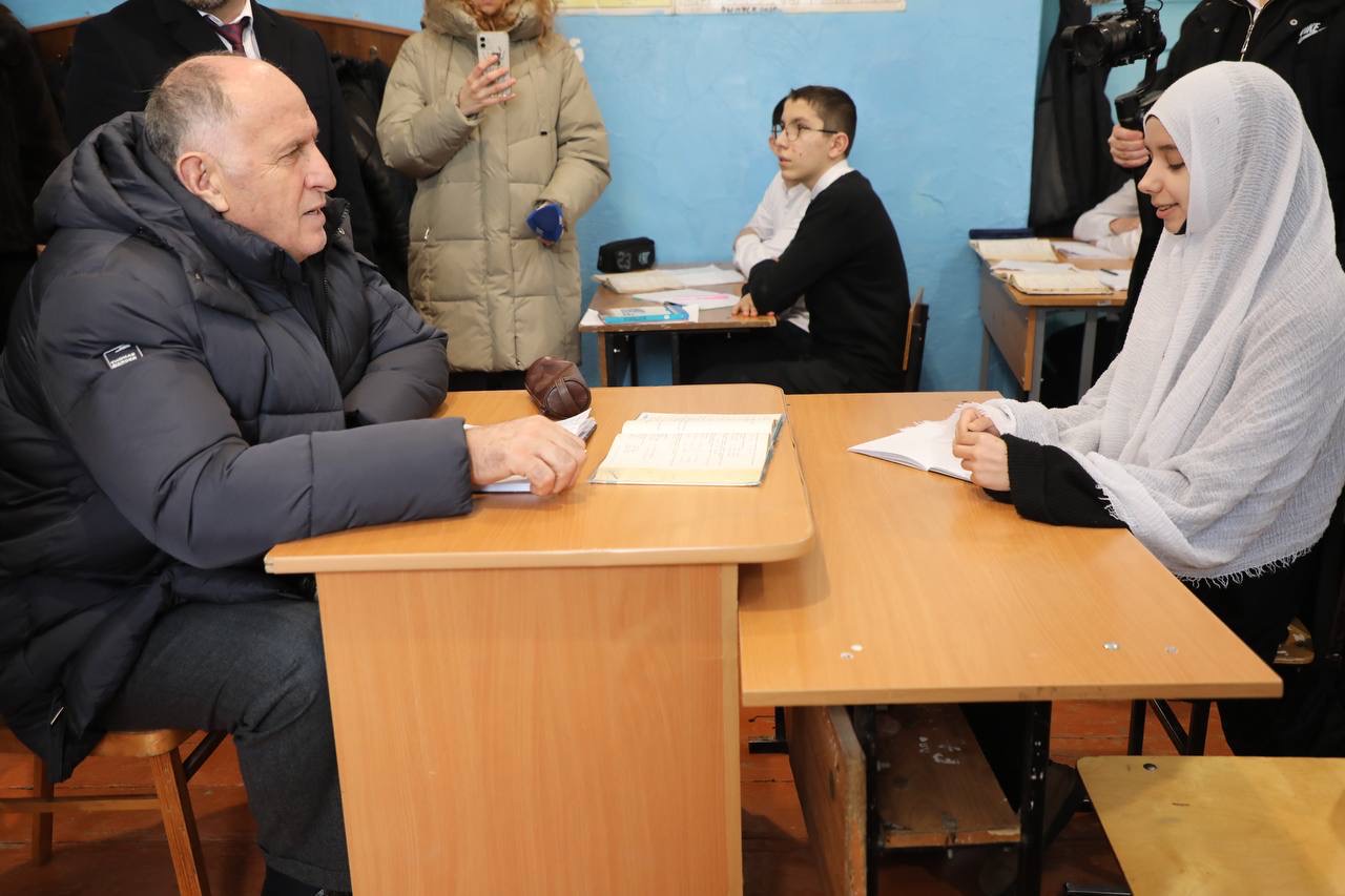 Абдулмуслим Абдулмуслимов осмотрел школу в ДагОгнях, построенную в 30-х годах прошлого века