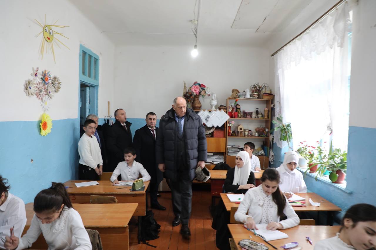 Абдулмуслим Абдулмуслимов осмотрел школу в ДагОгнях, построенную в 30-х годах прошлого века