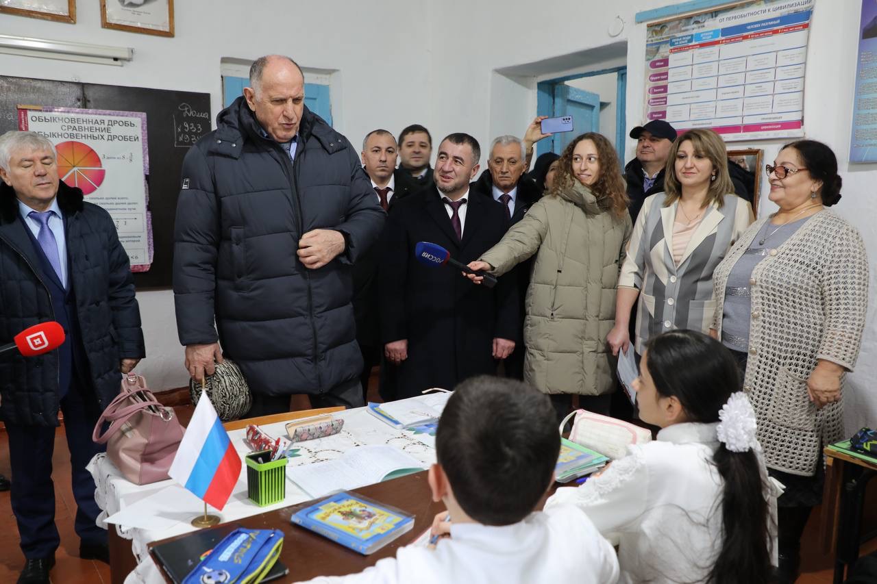 Абдулмуслим Абдулмуслимов осмотрел школу в ДагОгнях, построенную в 30-х годах прошлого века