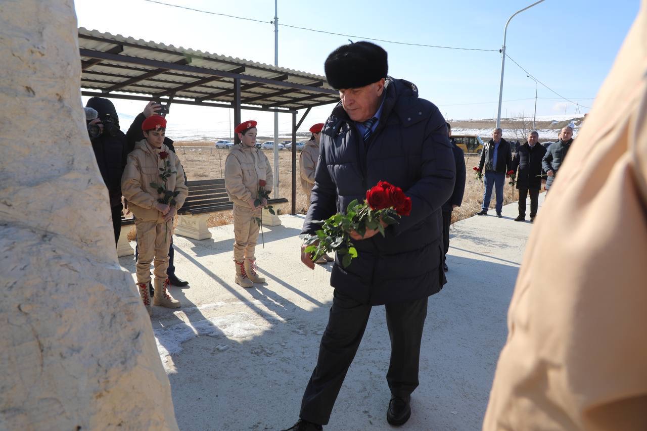 Абдулмуслим Абдулмуслимов посетил «Сад памяти» и почтил память погибших военнослужащих-выходцев из Акушинского района