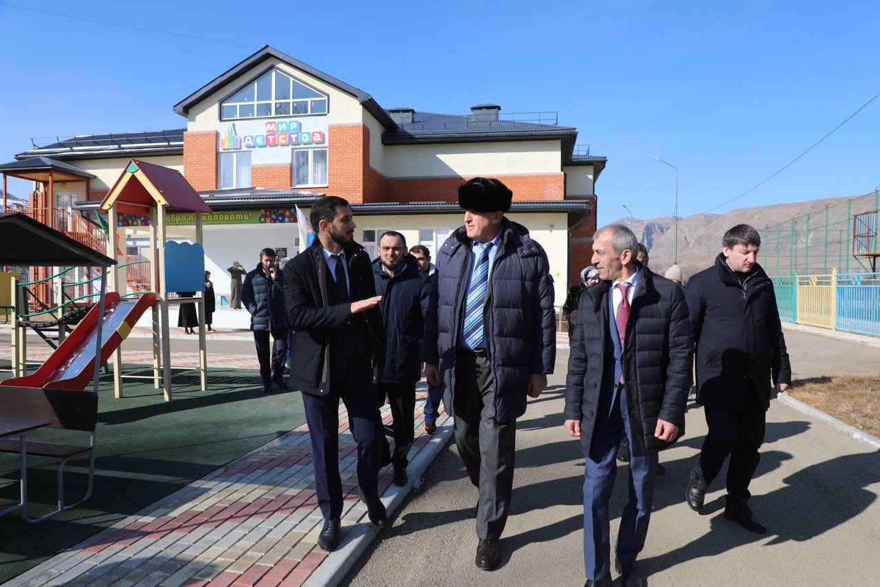 Абдулмуслим Абдулмуслимов проверил состояние нового детсада в с.Бургимакмахи Акушинского района