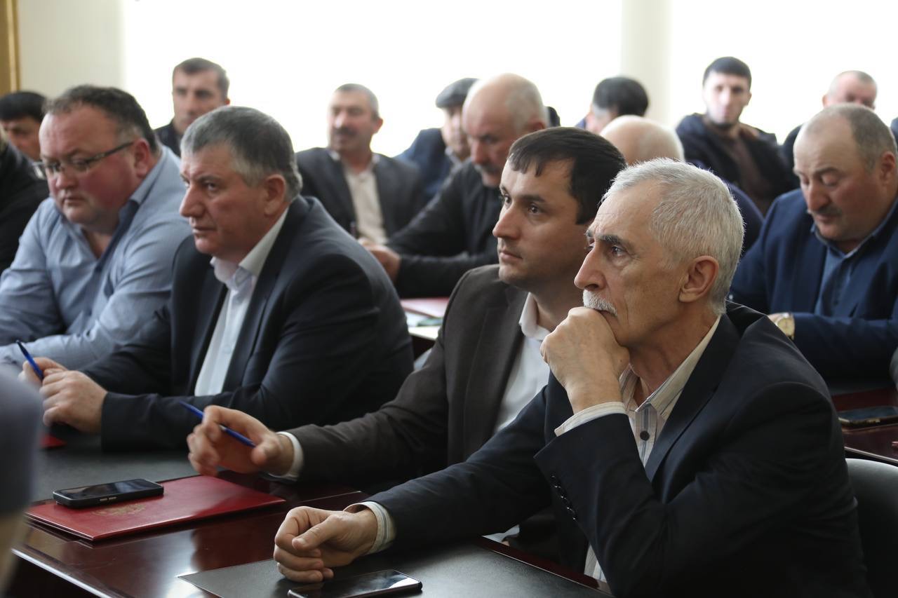 Абдулмуслим Абдулмуслимов провёл совещание по вопросу развития Акушинского района
