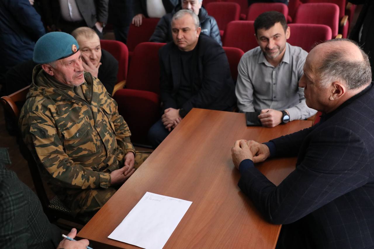 Абдулмуслим Абдулмуслимов встретился с участниками СВО из Казбековского района в канун Дня защитника Отечества