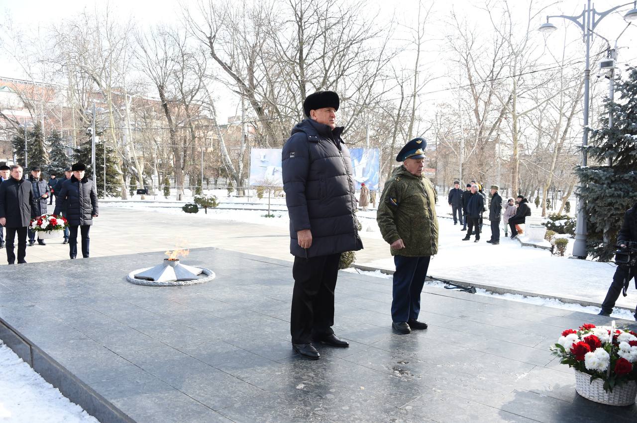 Абдулмуслим Абдулмуслимов возложил цветы к Вечному огню у памятника Воину-Освободителю