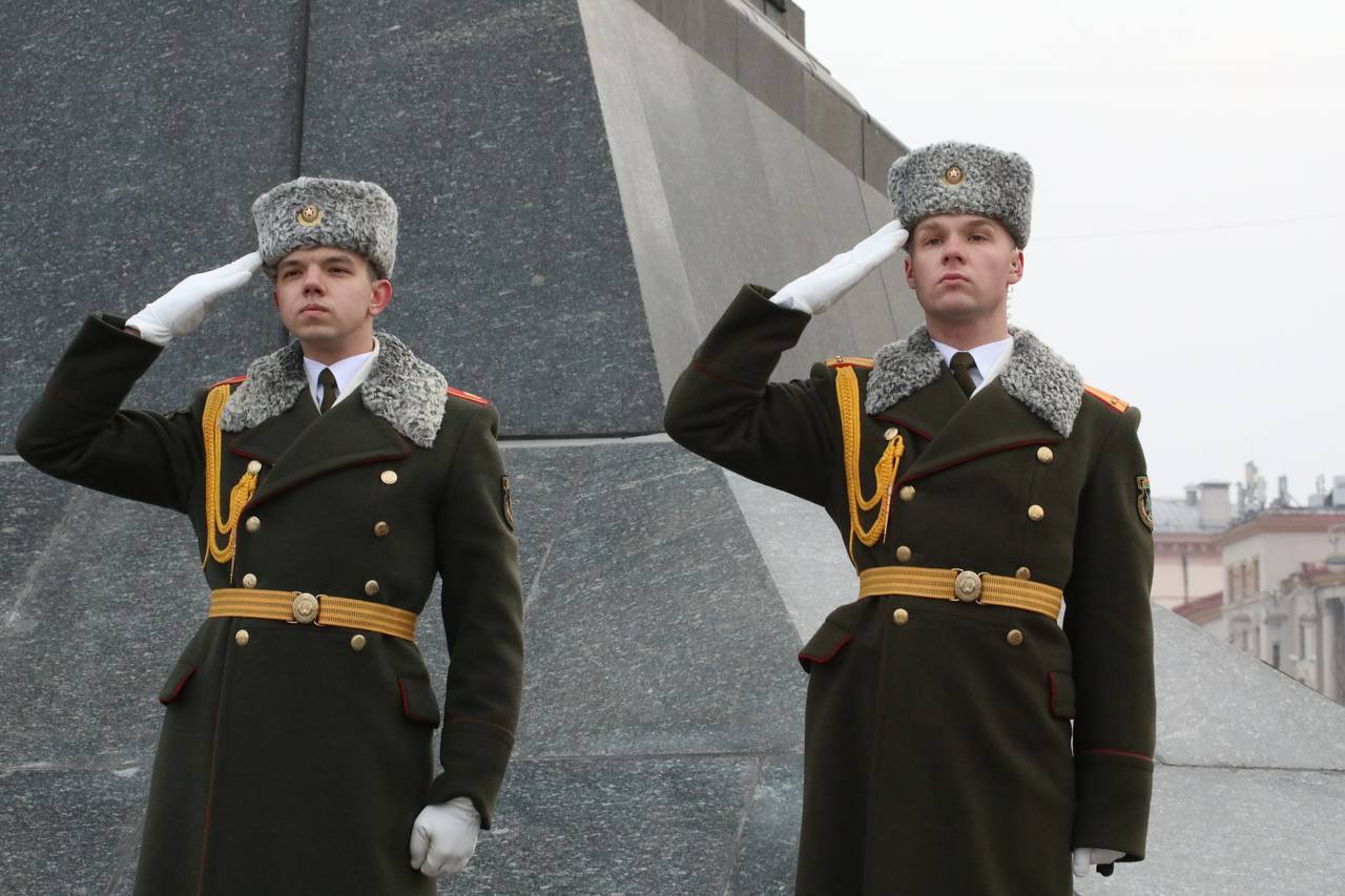 Абдулмуслим Абдулмуслимов возложил цветы к монументу Победы в Минске
