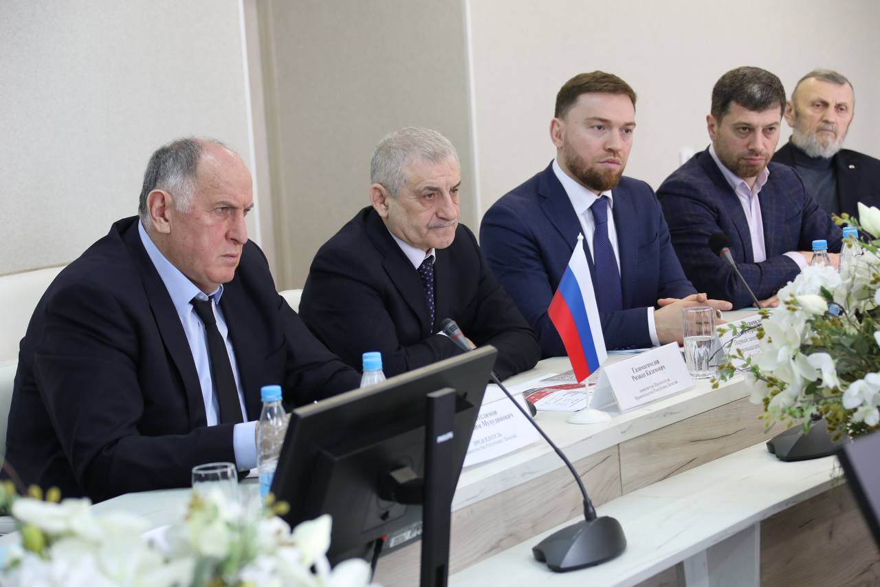 Абдулмуслим Абдулмуслимов встретился с директором Витебской ковровой фабрики