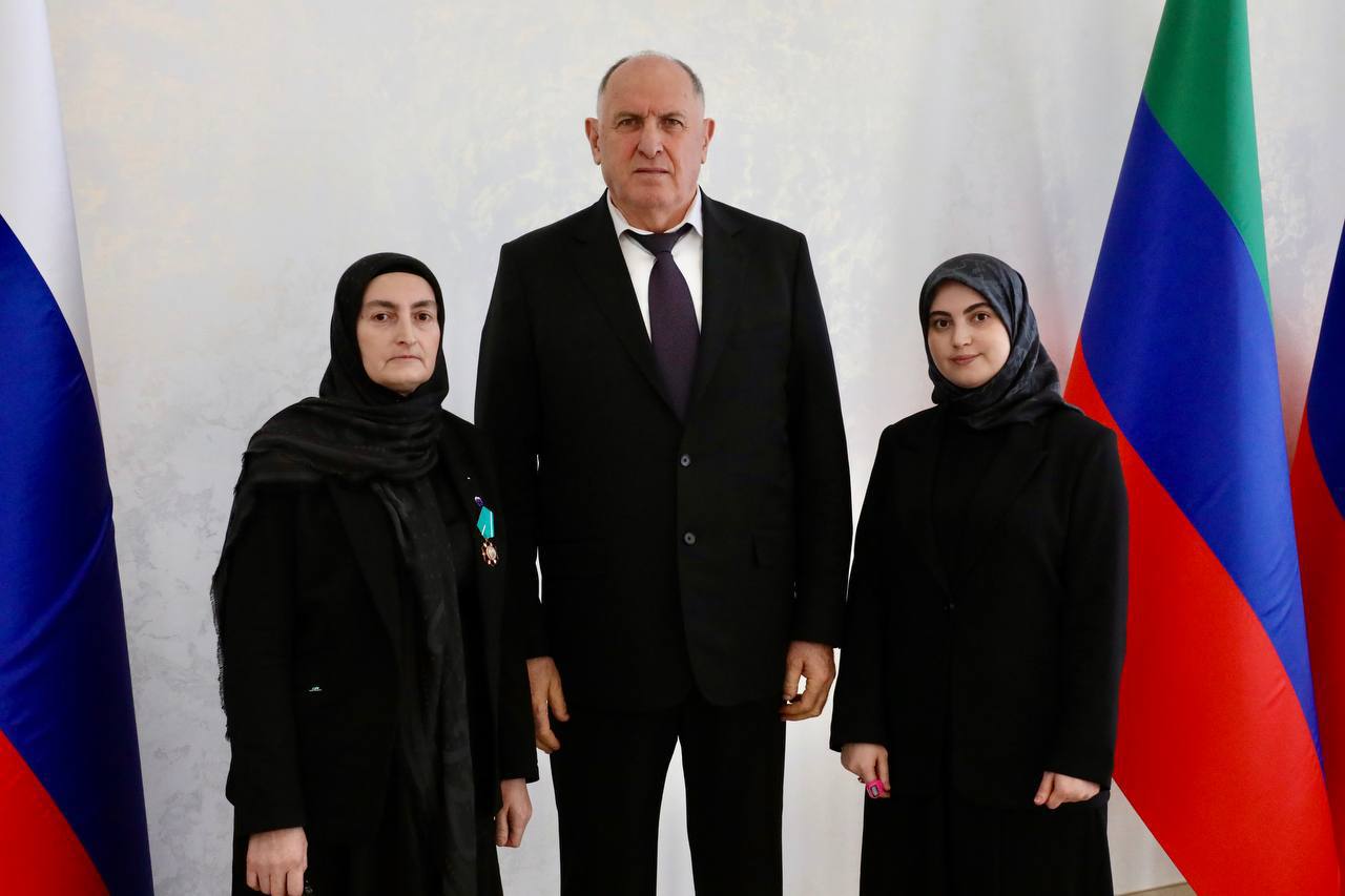 Абдулмуслим Абдулмуслимов в канун 8 марта вручил госнаграды 40 дагестанкам