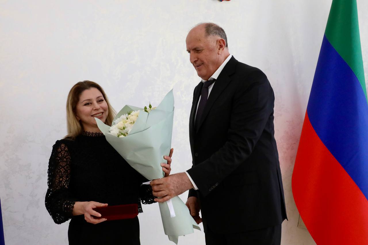 Абдулмуслим Абдулмуслимов в канун 8 марта вручил госнаграды 40 дагестанкам