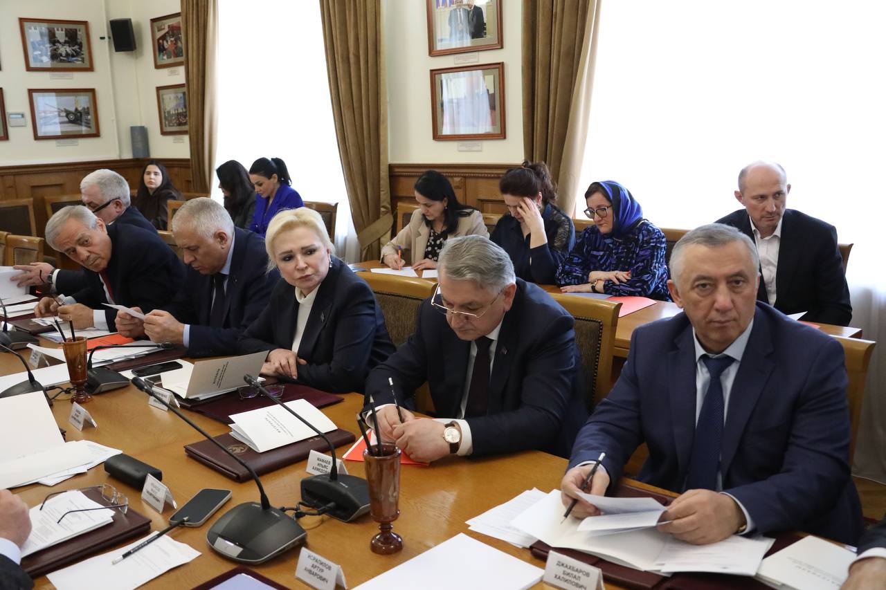 Абдулмуслим Абдулмуслимов встретился с депутатами парламента Дагестана в преддверии выступления с Отчетом о работе Правительства за 2024 года