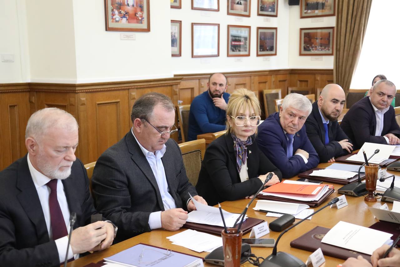 Абдулмуслим Абдулмуслимов встретился с депутатами парламента Дагестана в преддверии выступления с Отчетом о работе Правительства за 2024 года