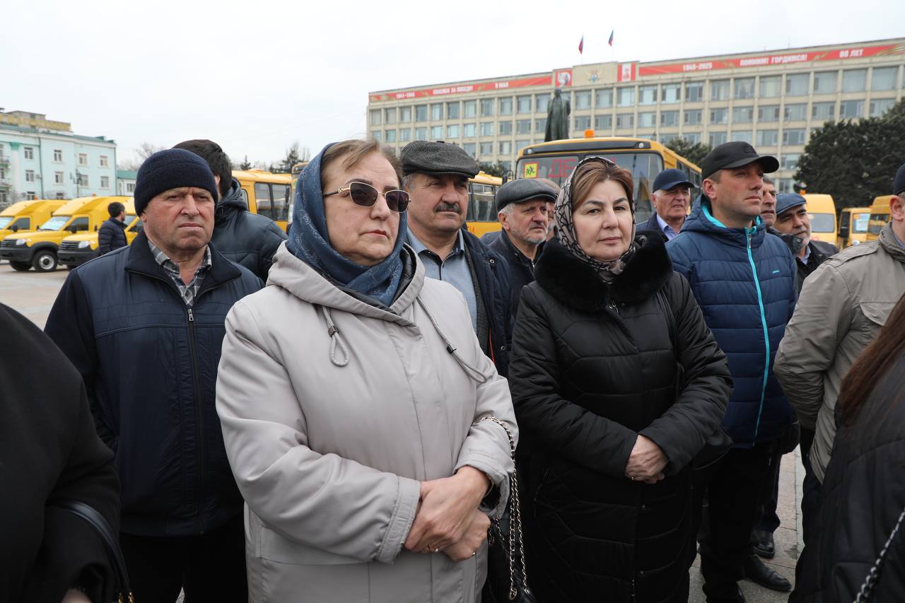 50 единиц нового автотранспорта передали в школы Дагестана