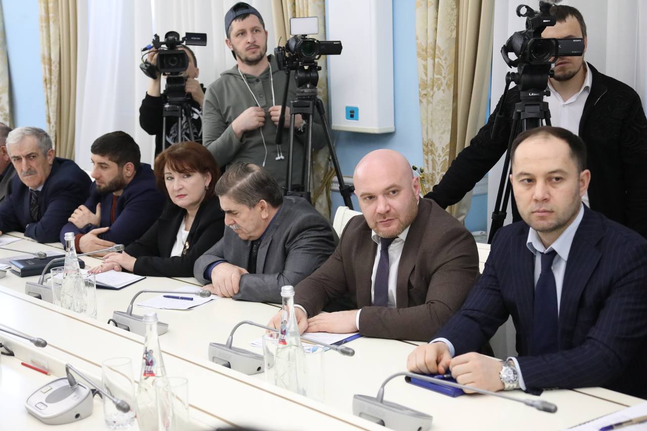 Абдулмуслим Абдулмуслимов провел экстренное заседание комиссии по чрезвычайным ситуациям в Махачкале