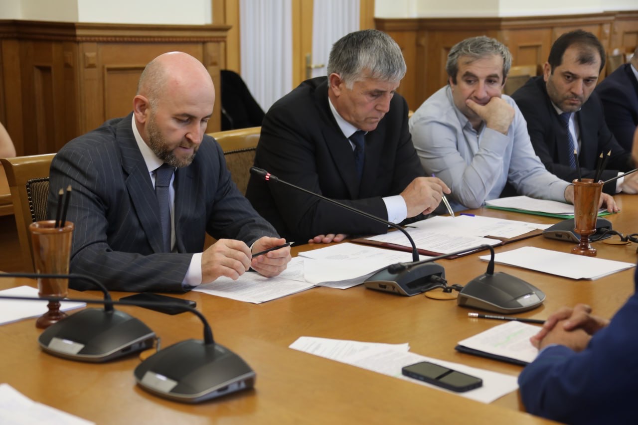Заседание комиссии по противодействию незаконным заготовкам и обороту древесины состоялось под руководством Наримана Абдулмуталибова