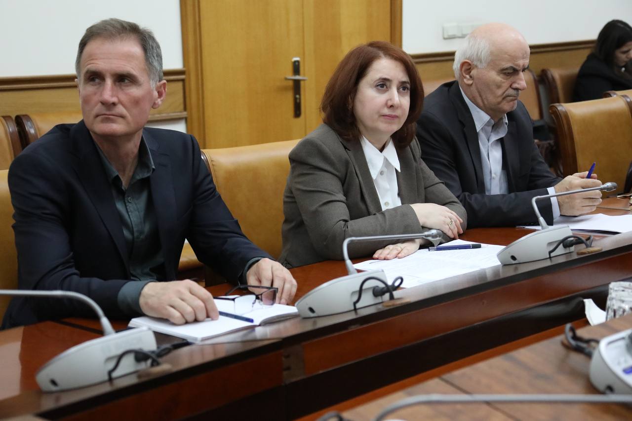 Абдулмуслим Абдулмуслимов провел заседание оргкомитета по подготовке к Российской выставке овец и коз