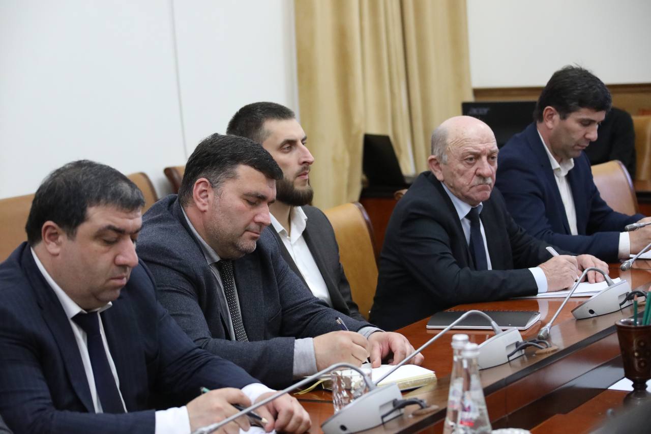 Абдулмуслим Абдулмуслимов провел заседание оргкомитета по подготовке к Российской выставке овец и коз