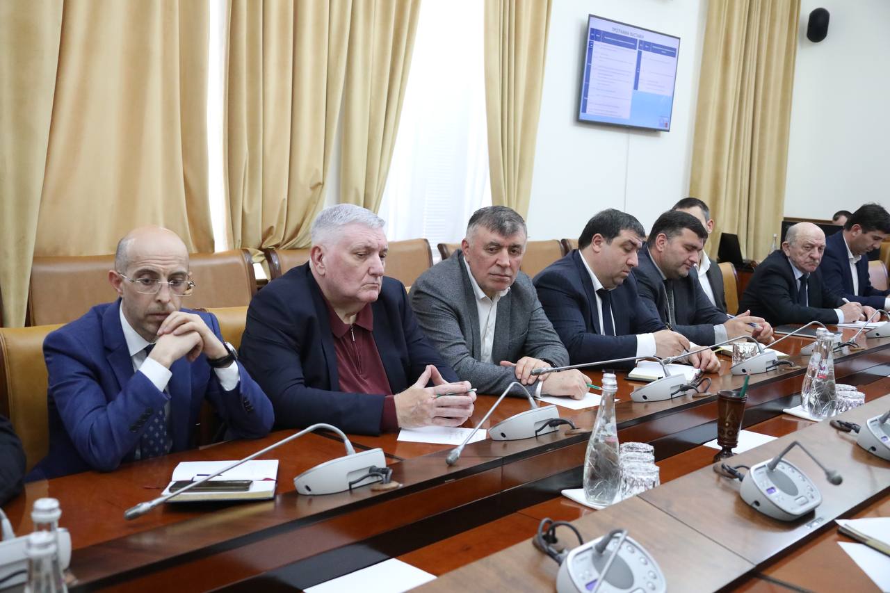 Абдулмуслим Абдулмуслимов провел заседание оргкомитета по подготовке к Российской выставке овец и коз