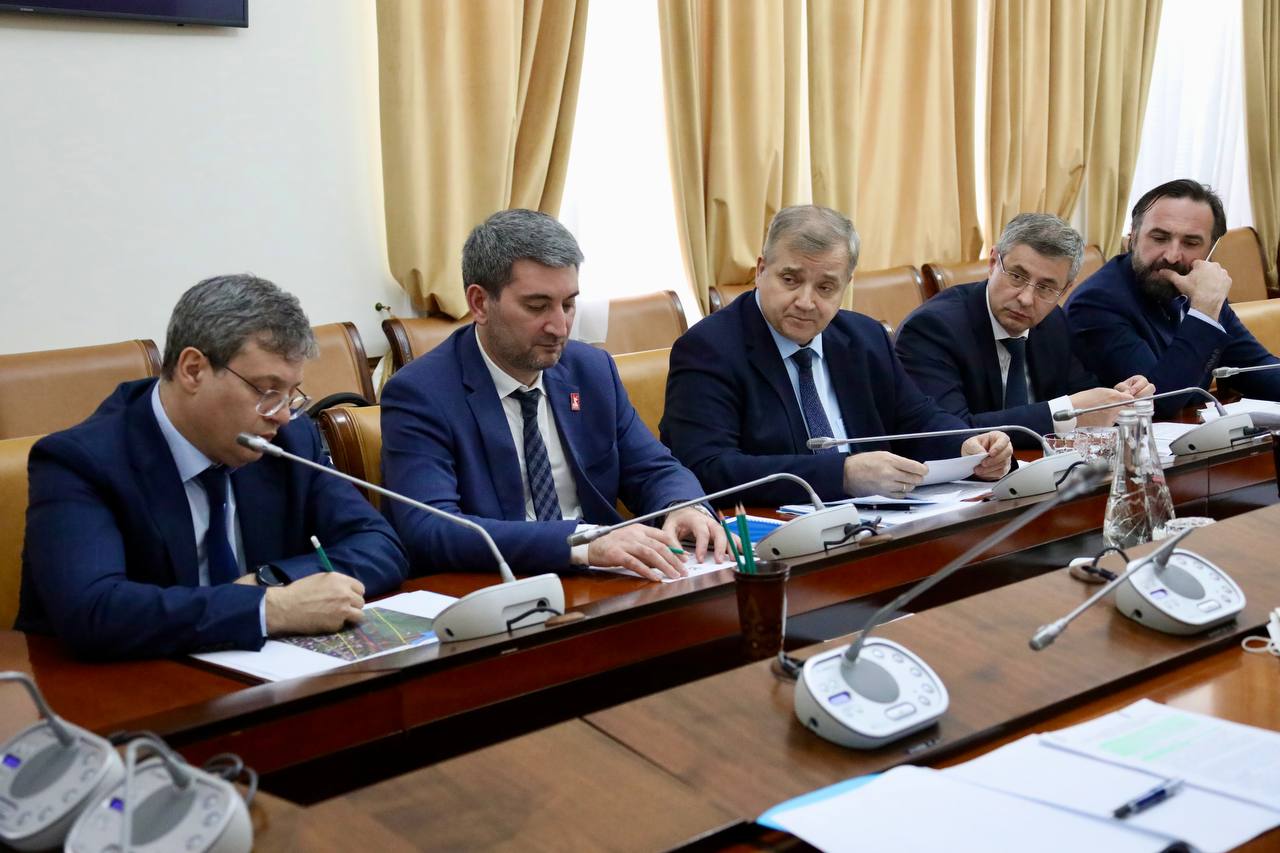 Абдулмуслим Абдулмуслимов провел совещание по вопросам нарушения охранных зон газопровода-отвода к селу Чапаево