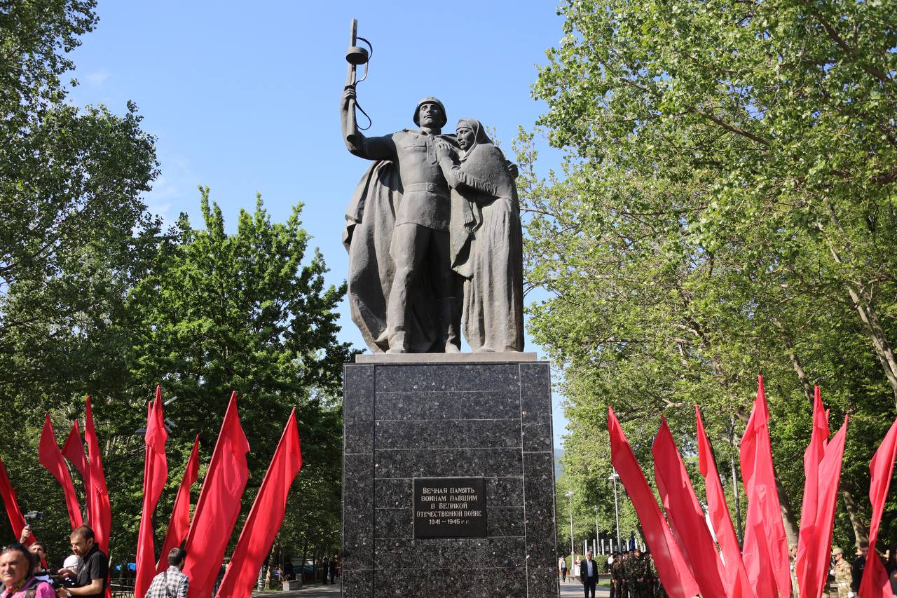 В День 80-летия Победы Абдулмуслим Абдулмуслимов возложил цветы к памятнику Воина-освободителя у Вечного Огня