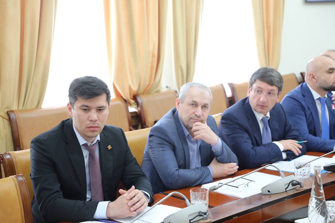 Абдулмуслим Абдулмуслимов поручил усилить контроль за реализацией нацпроектов в Дагестане