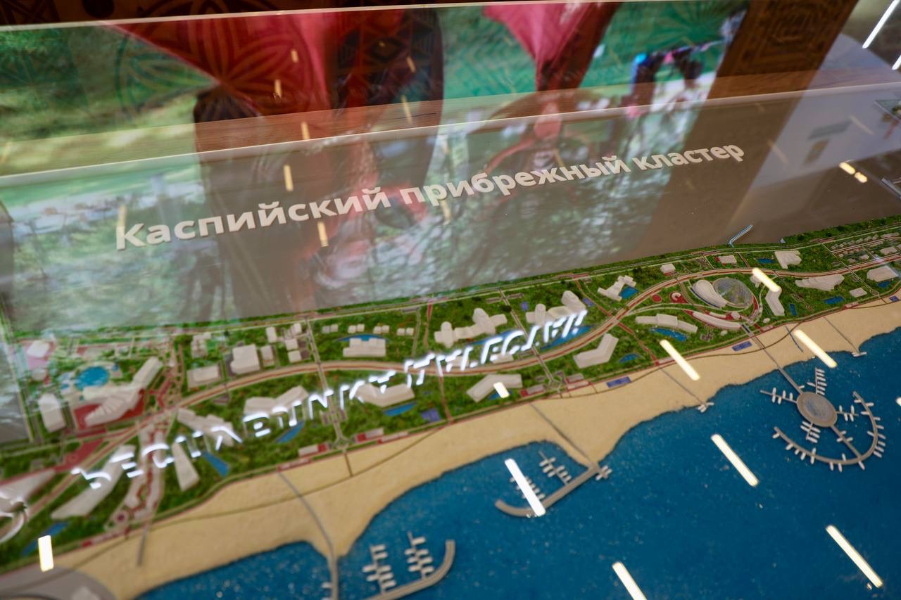 Абдулмуслим Абдулмуслимов посетил стенд Дагестана на КИФ-2025
