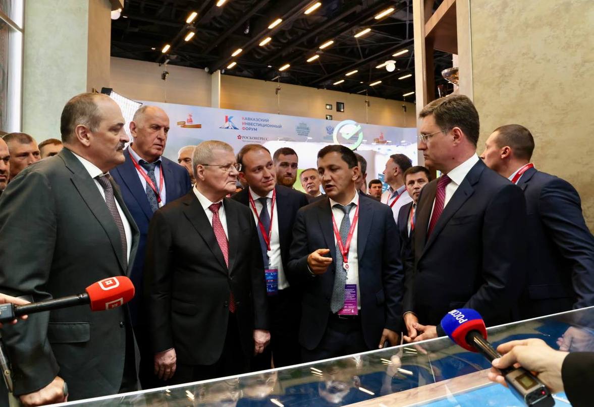Александр Новак посетил стенд Дагестана на КИФ 2025