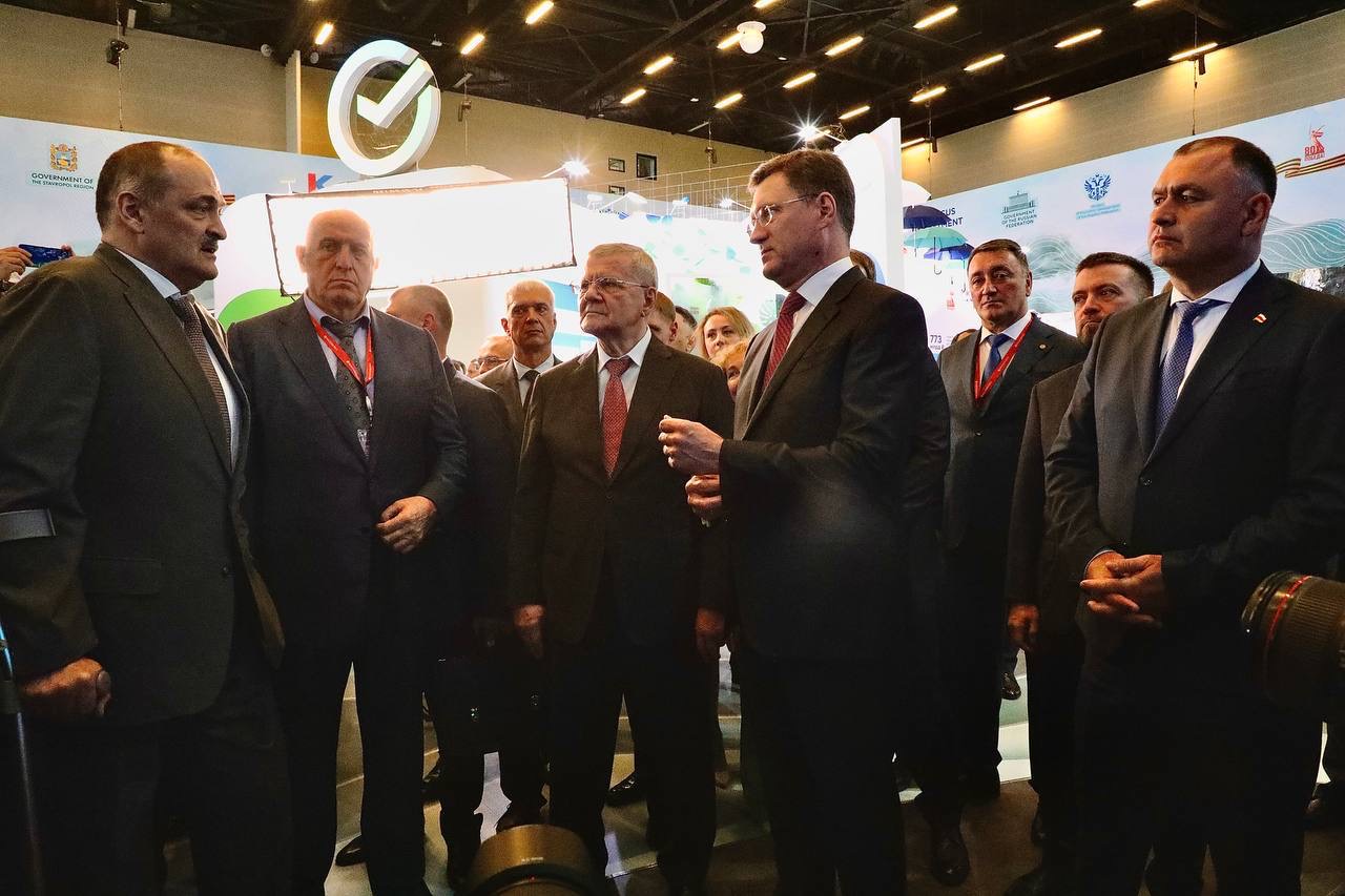 Александр Новак посетил стенд Дагестана на КИФ 2025
