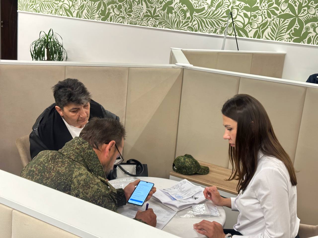 Абдулмуслим Абдулмуслимов посетил военно-социальный центр по поддержке участников СВО в Липецке