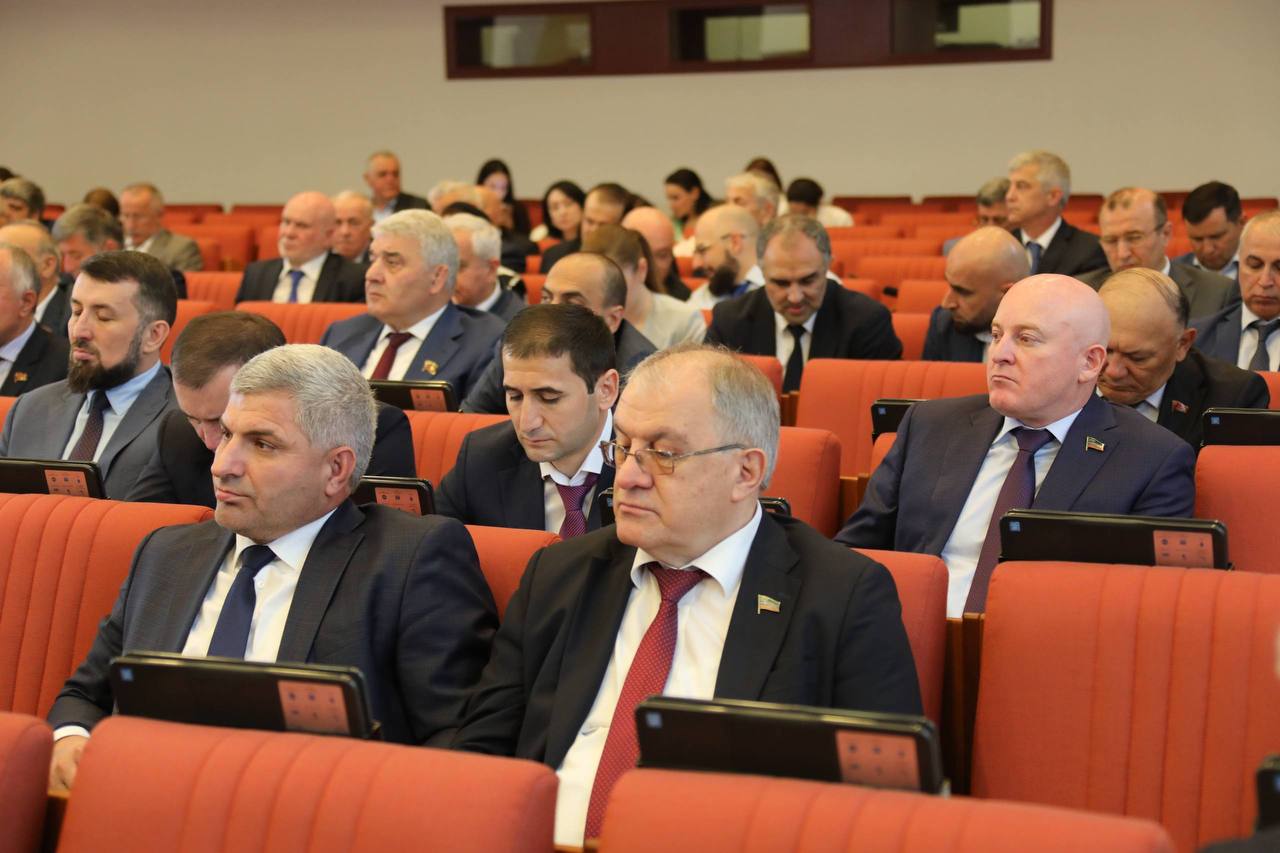 Абдулмуслим Абдулмуслимов принял участие в сессии Народного Собрания Дагестана