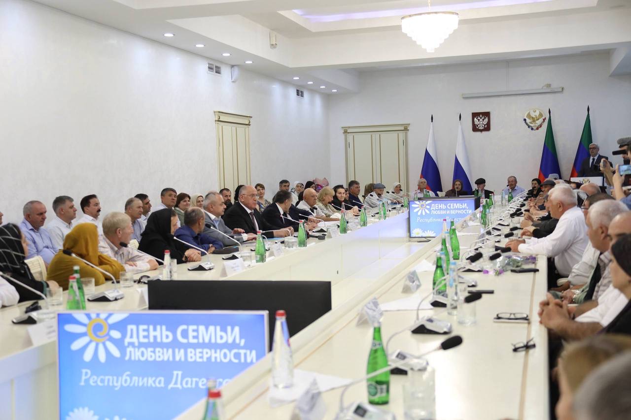 Абдулмуслим Абдулмуслимов вручил награды 32-м семьям, состоящим в браке более четверти века