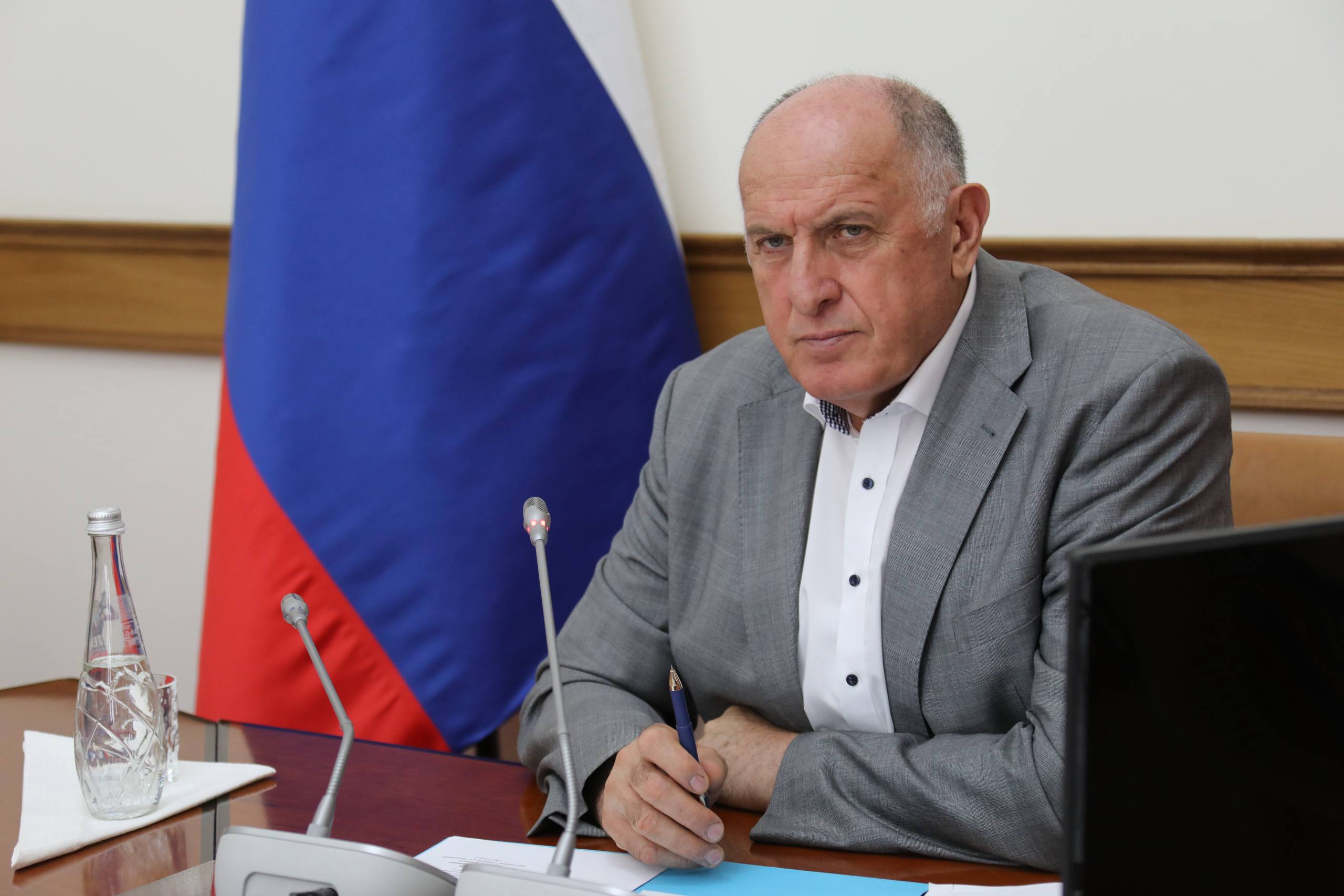Продолжается подготовка к переустройству под 4 полосы проезжей части дороги в районе ж/д переезда в поселке Тюбе
