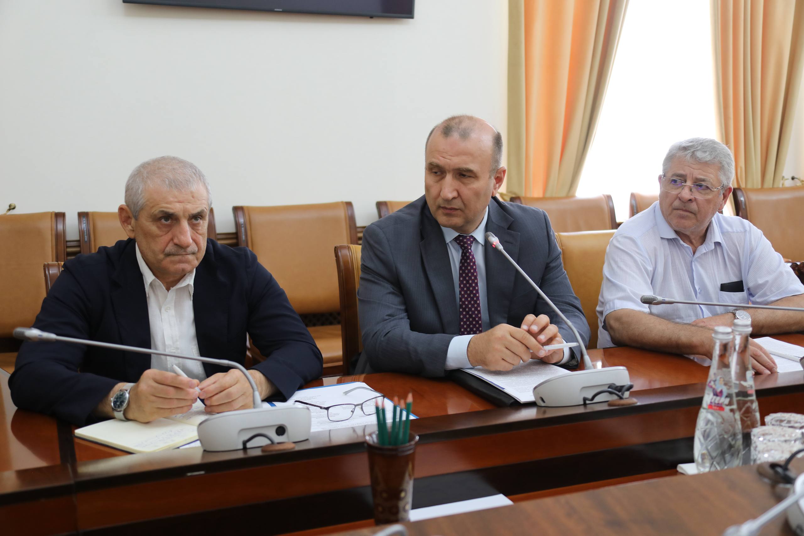 Продолжается подготовка к переустройству под 4 полосы проезжей части дороги в районе ж/д переезда в поселке Тюбе