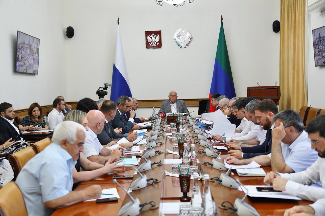 Абдулмуслим Абдулмуслимов провел совещание по актуальным для республики вопросам