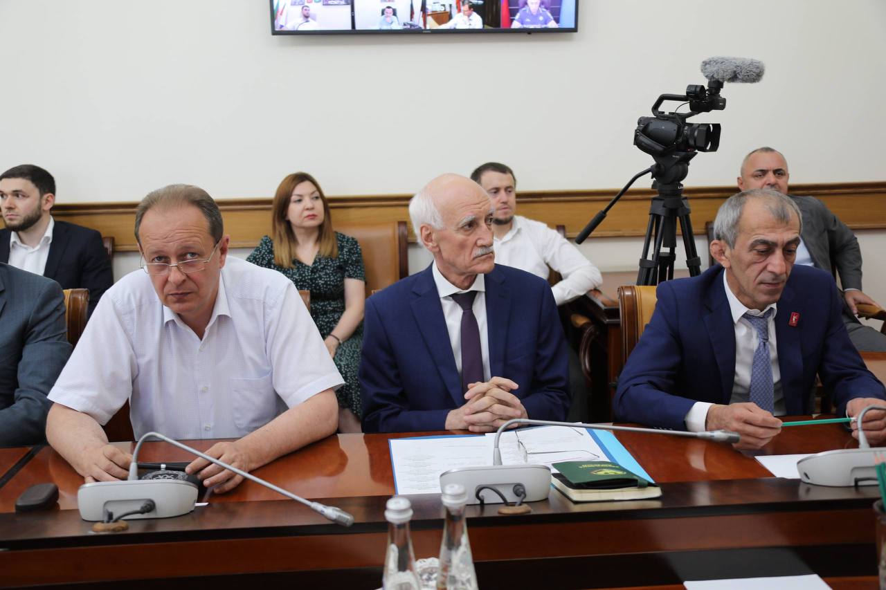 Абдулмуслим Абдулмуслимов провел совещание по актуальным для республики вопросам
