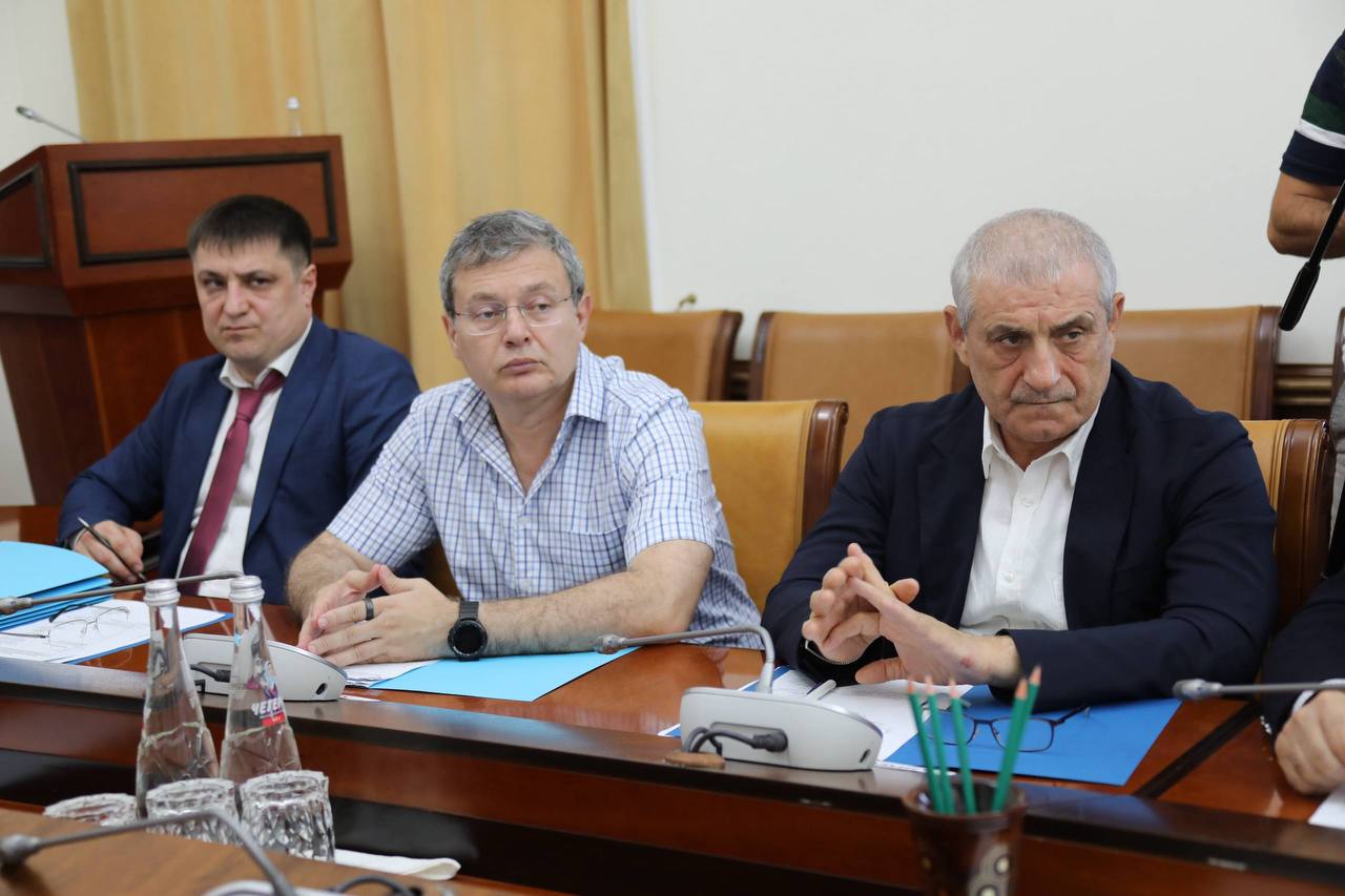 Абдулмуслим Абдулмуслимов провел совещание по актуальным для республики вопросам