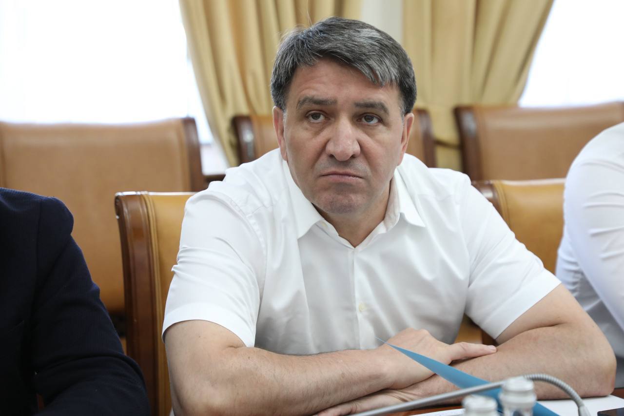 Абдулмуслим Абдулмуслимов провел совещание по актуальным для республики вопросам